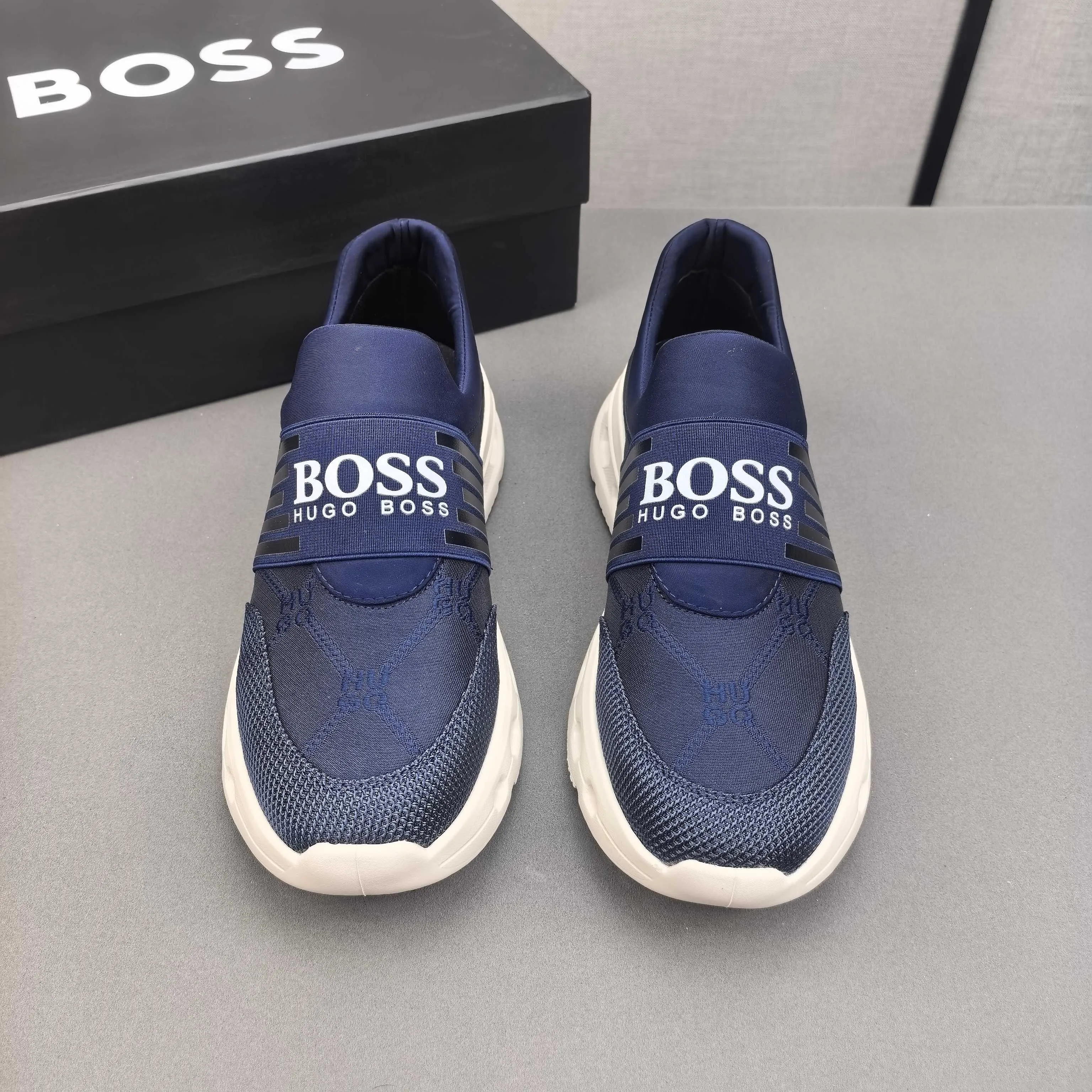 PP420❣️❣️❣️BOSS’s new 🆕low-top casual sneakers, made of breathable mesh, with brand signature details on the shoe collar to enhance style. Fashionable and versatile, it can complement any look. With a sophisticated design that is both dynamic and modern, this new must-have shoe adds a new dimension to Dior's legacy, displaying modern elegance. Men's shoes 38-44 45🉑️customized